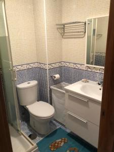 een badkamer met een toilet en een wastafel bij Fantástico apartamento con garaje en Valdoviño. in Valdoviño