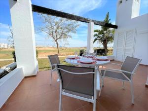 comedor con mesa y sillas en el patio en Appealing holiday home in Roldan with garden, en Roldán