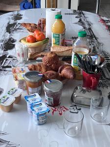 una mesa con un montón de comida. en Villa de l’Eguille, en LʼÉguille