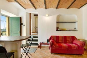 ein Wohnzimmer mit einem roten Sofa und einem Tisch in der Unterkunft La Melanina in Recco