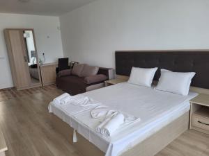 A bed or beds in a room at Perla Del Mar Aparthotel