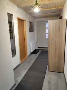 pusty pokój z drzwiami i korytarzem w obiekcie Apartman Regina w mieście Sunger