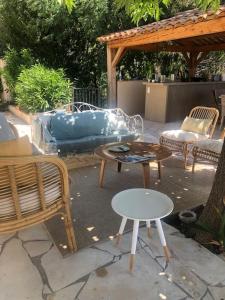 Patio alebo iná vonkajšia časť ubytovania Villa Ty Bonheurs Les Issambres vue mer magnifique