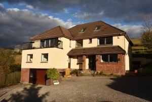 Casa blanca grande con techo marrón en Balcarres Bed and Breakfast en Fort William