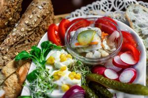 un piatto di cibo con verdure e una ciotola di salsa di Willa Paula a Ząb