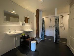 a bathroom with two sinks and a shower at Safaritent in Hornsterzwaag