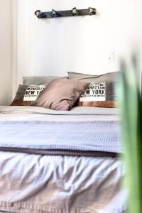 uma cama com duas almofadas em LE PTIT LOCMARIA - Calme - Wifi - Proche Centre ville em Quimper
