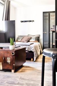 1 dormitorio con 1 cama y 1 mesa con escritorio sidx sidx sidx sidx en LE PTIT LOCMARIA - Calme - Wifi - Proche Centre ville en Quimper
