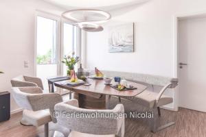 een eetkamer met een tafel en stoelen bij Deichresidenz Stein in Stein