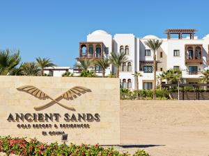 un panneau devant un complexe avec un bâtiment dans l'établissement Ancient Sands Golf Resort and Residences, à Hurghada