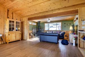 Gallery image of Rustic Pine Mtn Club Cabin with Beautiful View! in Frazier Park
