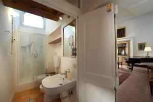 een badkamer met wastafel, douche en toilet bij Domus Decumana in Napels +24 foto's