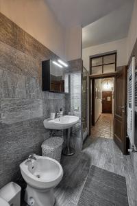 y baño con lavabo y aseo. en Wine Apartments Florence Vin Santo, en Florencia
