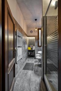 baño con 2 lavabos y 2 aseos en una habitación en Wine Apartments Florence Vin Santo, en Florencia