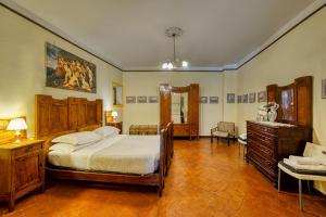 1 dormitorio con 1 cama grande, vestidor y 1 cama sidx sidx sidx sidx en Wine Apartments Florence Vin Santo, en Florencia