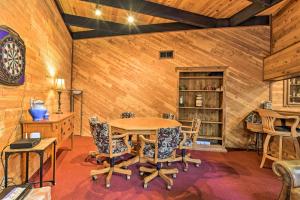 Un comedor con mesa y sillas en Cozy Grand Woodland Cabin with Mountain Views, en Pine Mountain Club