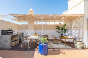 Patio alebo iná vonkajšia časť ubytovania Ático 2 terrazas junto al mar by Rent Me