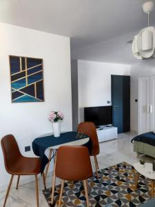 Apartment Augustini في كريس: غرفة معيشة مع طاولة وكراسي زرقاء