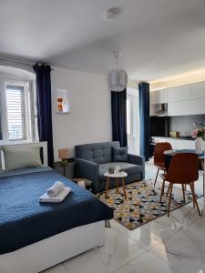Apartment Augustini في كريس: غرفة نوم مع سرير وغرفة معيشة