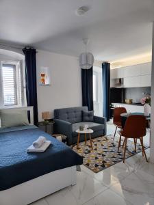 Apartment Augustini في كريس: غرفة نوم مع سرير وغرفة معيشة