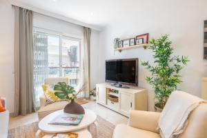 Televízia a/alebo spoločenská miestnosť v ubytovaní Ático 2 terrazas junto al mar by Rent Me