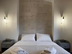 a bedroom with a bed with towels on it at La Casa Di Manou in Platanias