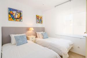 Posteľ alebo postele v izbe v ubytovaní Ático 2 terrazas junto al mar by Rent Me