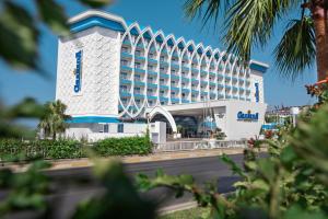 ein Hotel mit einem Gebäude vor einer Straße in der Unterkunft Granada Luxury Beach-Ultra All Inclusive in Avsallar