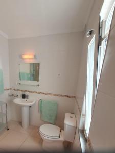 uma casa de banho branca com um WC e um lavatório em Casa dos Sonhos by Portucasa em São Brás de Alportel