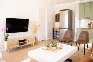 uma sala de estar com um frigorífico e uma mesa em La Orquídea de Córdoba em Córdoba