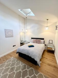 1 dormitorio con cama y alfombra en 3 Cosy Homes Walking Distance to Mall with Parking Available to Book Separately 3 Bed House Or 1 Bed Apartment Or Studio en Golders Green