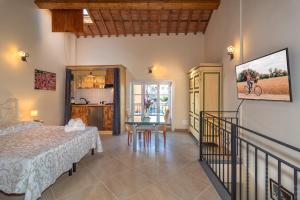 een slaapkamer met een bed en een tafel in een kamer bij B&B Il Giardino dei Poeti and Apartaments in Lucca