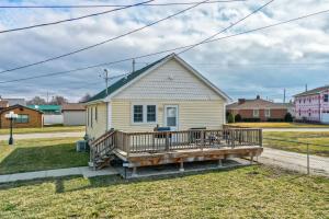 a small yellow house with a large deck at Starved Rock & Ottawa Retreat Amazing Getaway Home in Ottawa