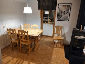 uma sala de jantar com uma mesa de madeira e cadeiras em Holiday Club Åre Tegefjäll em Åre