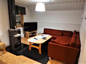 uma sala de estar com um sofá e uma mesa em Holiday Club Åre Tegefjäll em Åre