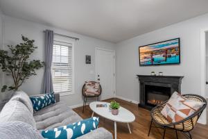een woonkamer met een bank en een open haard bij Starved Rock & Ottawa Retreat Amazing Getaway Home in Ottawa