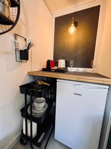 Eilat charming & cozy Studio في إيلات: مطبخ مع مغسلة وثلاجة بيضاء