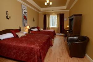 a hotel room with two beds and a television at Motel du Littoral in Rimouski