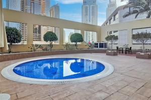 ein großer Pool in der Mitte eines Gebäudes in der Unterkunft Minutes to Beach I Breath taking sea view in Dubai