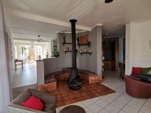 una sala de estar con chimenea en el centro en Guesthouse Terra Africa en Windhoek
