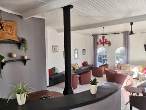 sala de estar con muebles y chimenea en Guesthouse Terra Africa en Windhoek