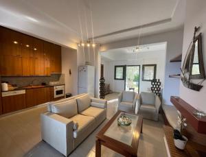 Köök või kööginurk majutusasutuses Stay at Beachfront Villa Lilia in Pefkohori, Halkidiki for a Dreamy Vacation