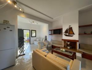 Televiisor ja/või meelelahutuskeskus majutusasutuses Stay at Beachfront Villa Lilia in Pefkohori, Halkidiki for a Dreamy Vacation