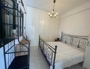 Voodi või voodid majutusasutuse Stay at Beachfront Villa Lilia in Pefkohori, Halkidiki for a Dreamy Vacation toas