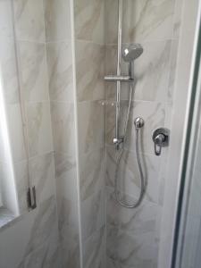 La salle de bains est pourvue d'une douche avec une porte en verre. dans l'établissement Le Solite Holiday Rooms, à SantʼEufemia Lamezia