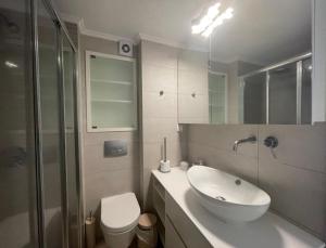 Vannituba majutusasutuses Stay at Beachfront Villa Lilia in Pefkohori, Halkidiki for a Dreamy Vacation +29 fotot