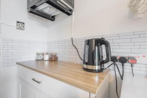 a black appliance sitting on a counter in a kitchen at Milton House Private Room 6 in Cambridge - Perfect for Contractors and Solo Traveler in Cambridge