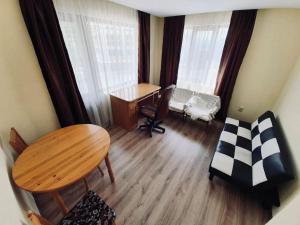 sala de estar con mesa, silla y escritorio en The Park Place, en Velingrad