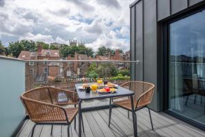 un tavolo con un piatto di frutta su un balcone di The Quadrant - The Garret a York