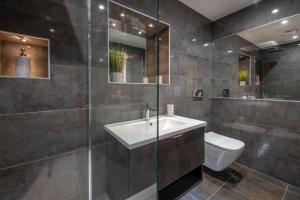 La salle de bains est pourvue d'un lavabo, de toilettes et d'une douche. dans l'établissement The Quadrant - The Garret, à York